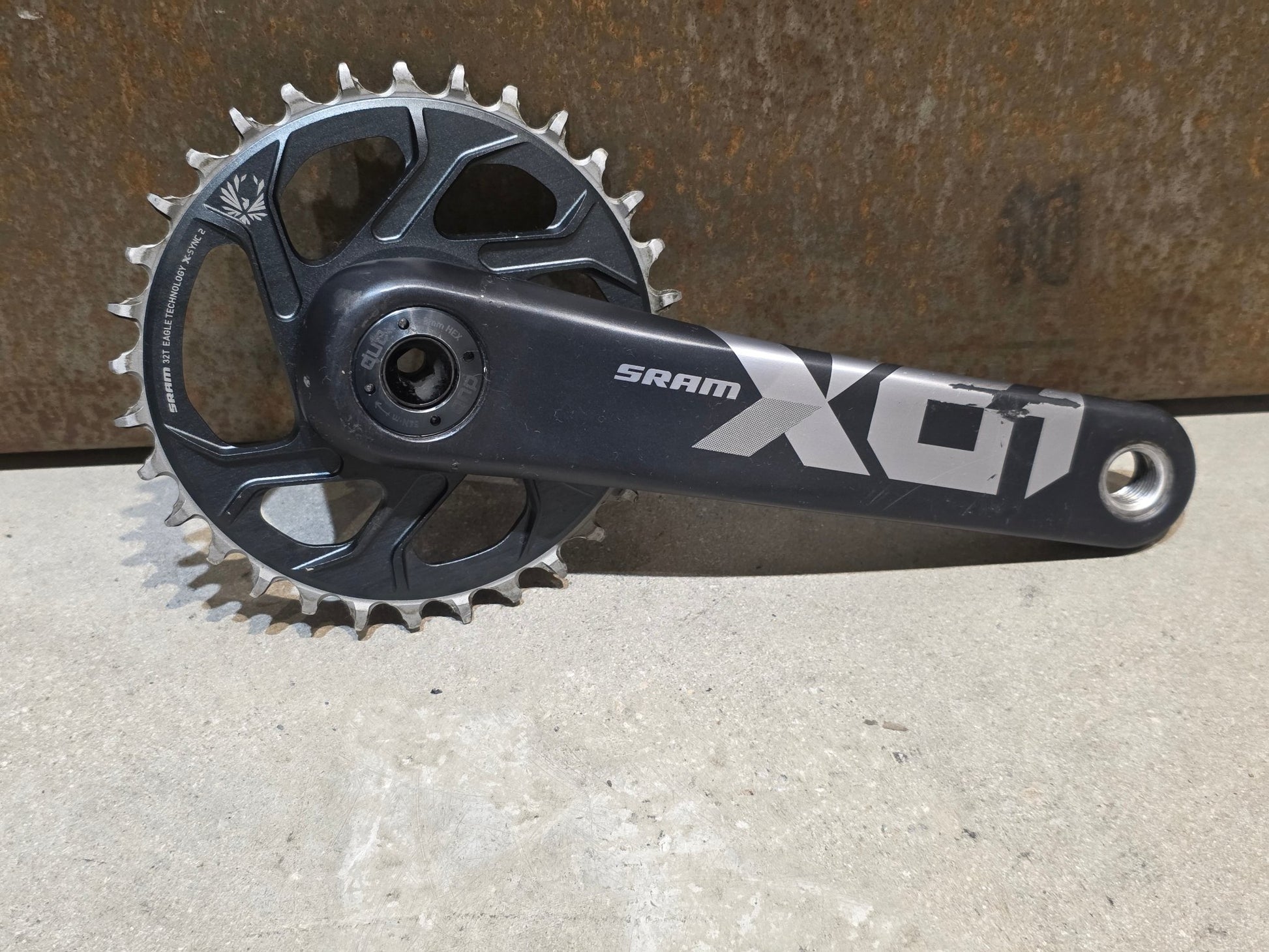 Kurbel von Sram, SRAM XO1 KURBEL EAGLE DUB / BOOST / 32 ZÄHNE / 175MM vor USEDBIKES - OB.DE Hintergrund