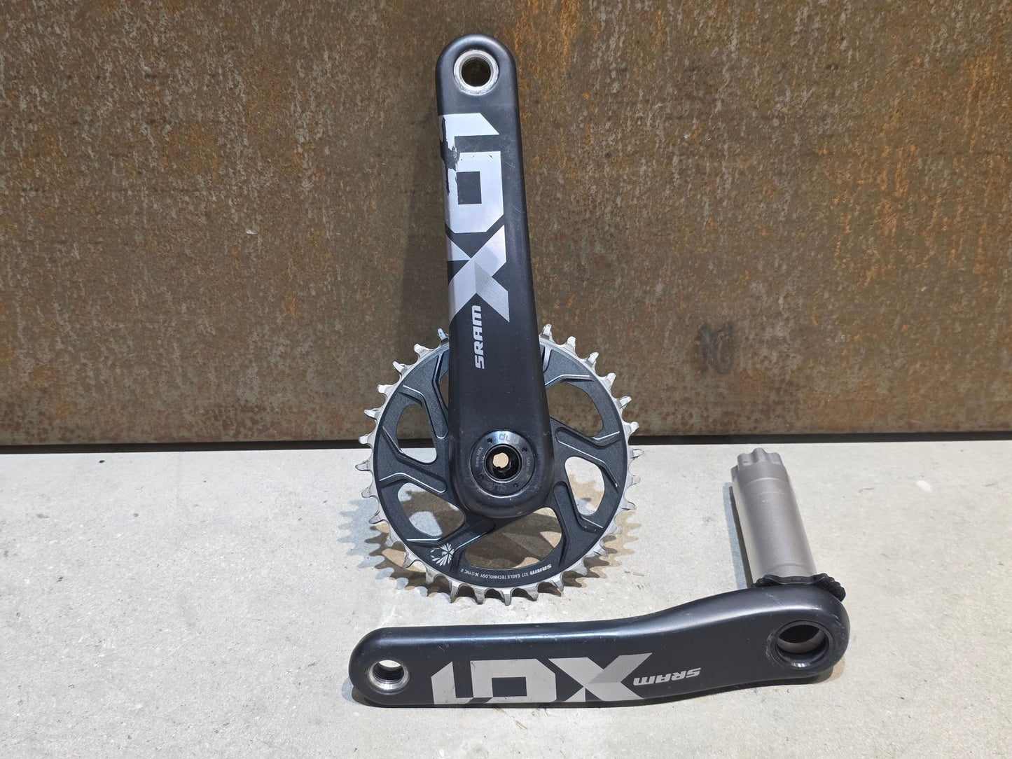 Kurbel von Sram, SRAM XO1 KURBEL EAGLE DUB / BOOST / 32 ZÄHNE / 175MM vor USEDBIKES - OB.DE Hintergrund