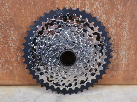 Kassette & Zahnkränze von Sram, SRAM XPLR XG - 1271 KASSETTE / 12 - FACH / 10 - 44 ZÄHNE / XDR / GRAVEL / 378G vor USEDBIKES - OB.DE Hintergrund