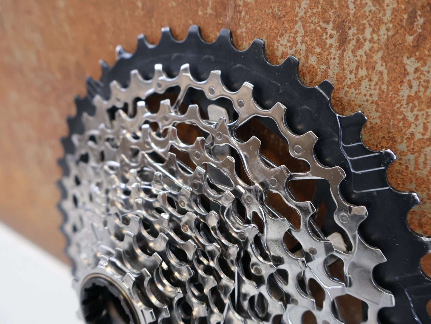 Kassette & Zahnkränze von Sram, SRAM XPLR XG - 1271 KASSETTE / 12 - FACH / 10 - 44 ZÄHNE / XDR vor USEDBIKES - OB.DE Hintergrund