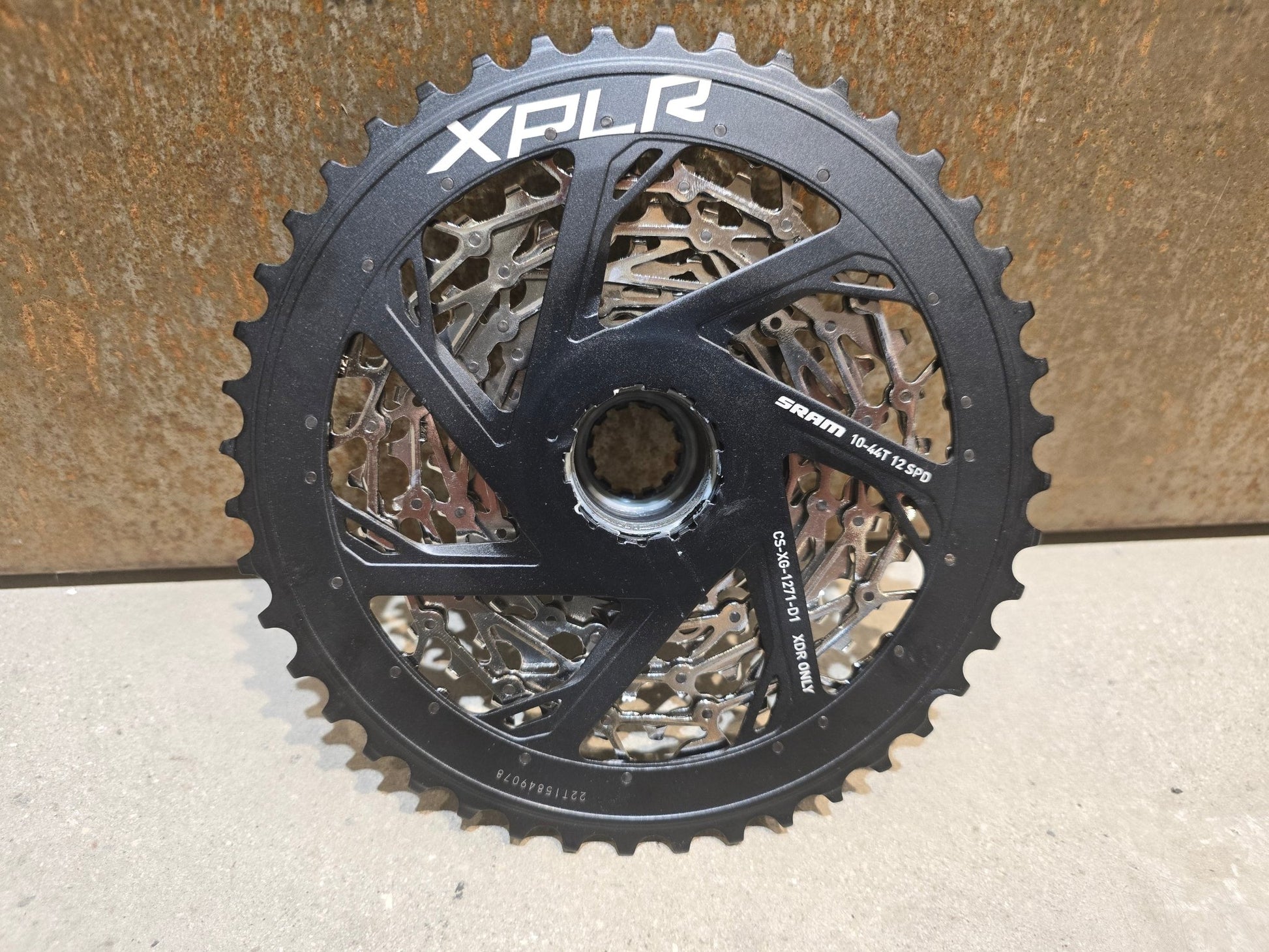 Kassette & Zahnkränze von Sram, SRAM XPLR XG 1271 KASSETTE ZAHNKRANZ 10 - 44 ZÄHNE vor USEDBIKES - OB.DE Hintergrund