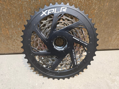 Kassette & Zahnkränze von Sram, SRAM XPLR XG 1271 KASSETTE ZAHNKRANZ 10 - 44 ZÄHNE vor USEDBIKES - OB.DE Hintergrund