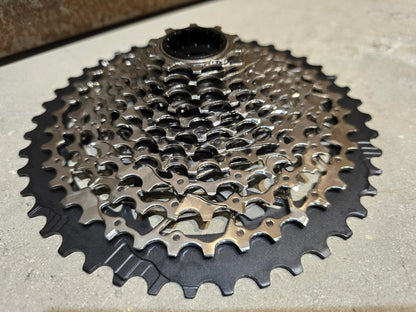Kassette & Zahnkränze von Sram, SRAM XPLR XG 1271 KASSETTE ZAHNKRANZ 10 - 44 ZÄHNE vor USEDBIKES - OB.DE Hintergrund