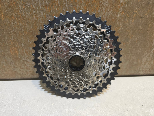 Kassette & Zahnkränze von Sram, SRAM XPLR XG 1271 KASSETTE ZAHNKRANZ 10 - 44 ZÄHNE vor USEDBIKES - OB.DE Hintergrund