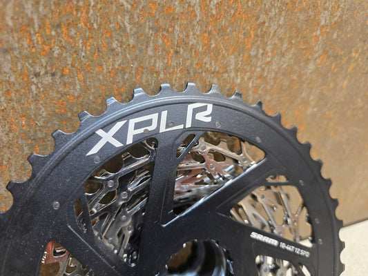 Kassette & Zahnkränze von Sram, SRAM XPLR XG 1271 KASSETTE ZAHNKRANZ 10 - 44 ZÄHNE vor USEDBIKES - OB.DE Hintergrund