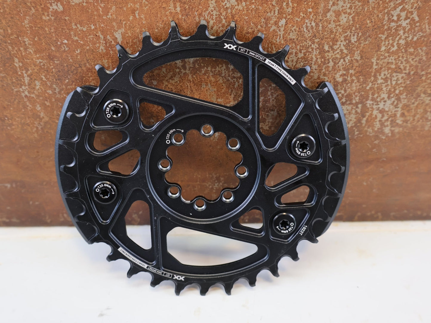 Kettenblatt von Sram, SRAM XX EAGLE TRANSMISSION KETTENBLATT / 32Z / 3MM OFFSET / INKL. BASHGUARDS vor USEDBIKES-OB.DE Hintergrund