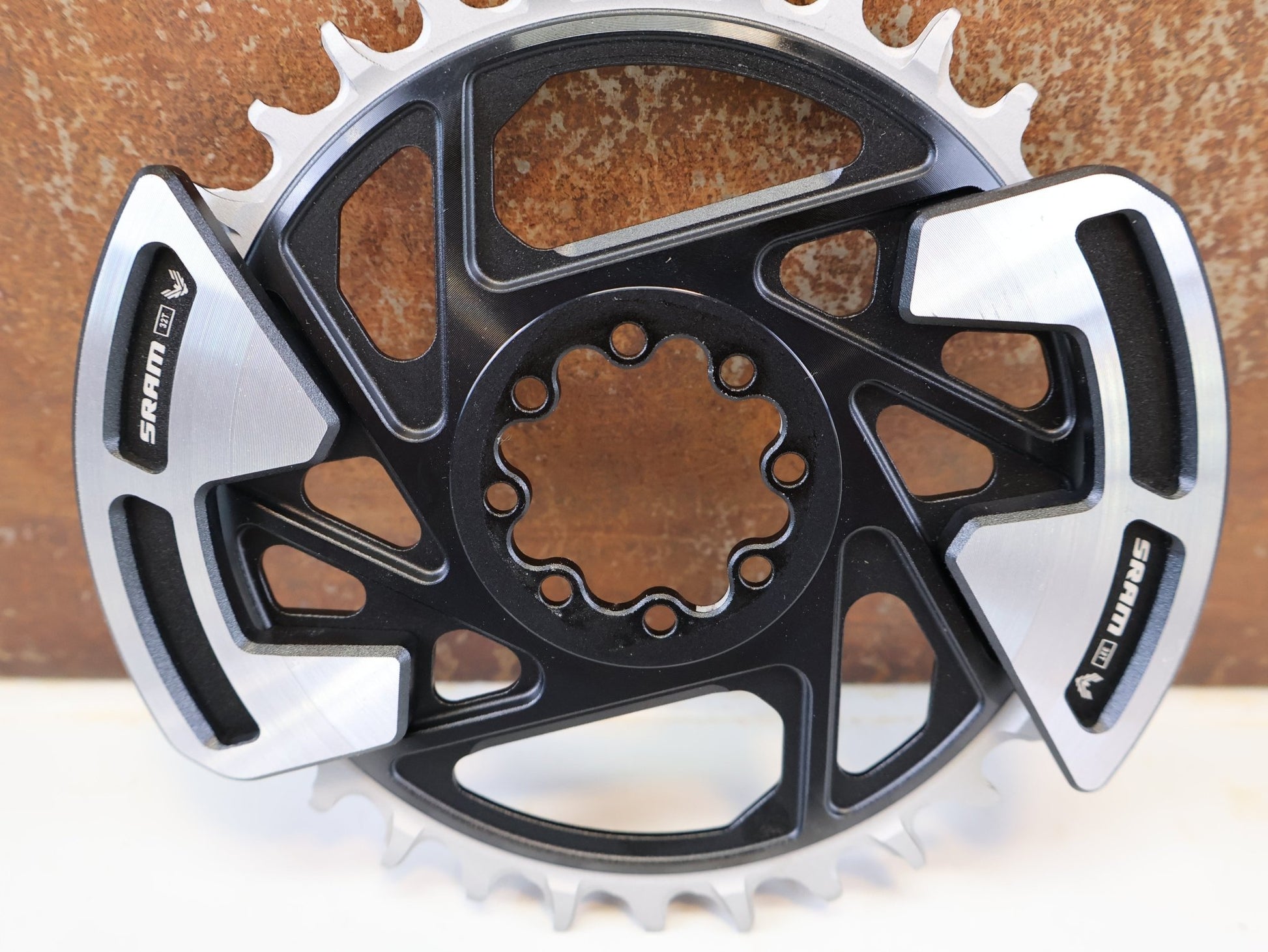 Kettenblatt von Sram, SRAM XX EAGLE TRANSMISSION KETTENBLATT / 32Z / 3MM OFFSET / INKL. BASHGUARDS vor USEDBIKES-OB.DE Hintergrund