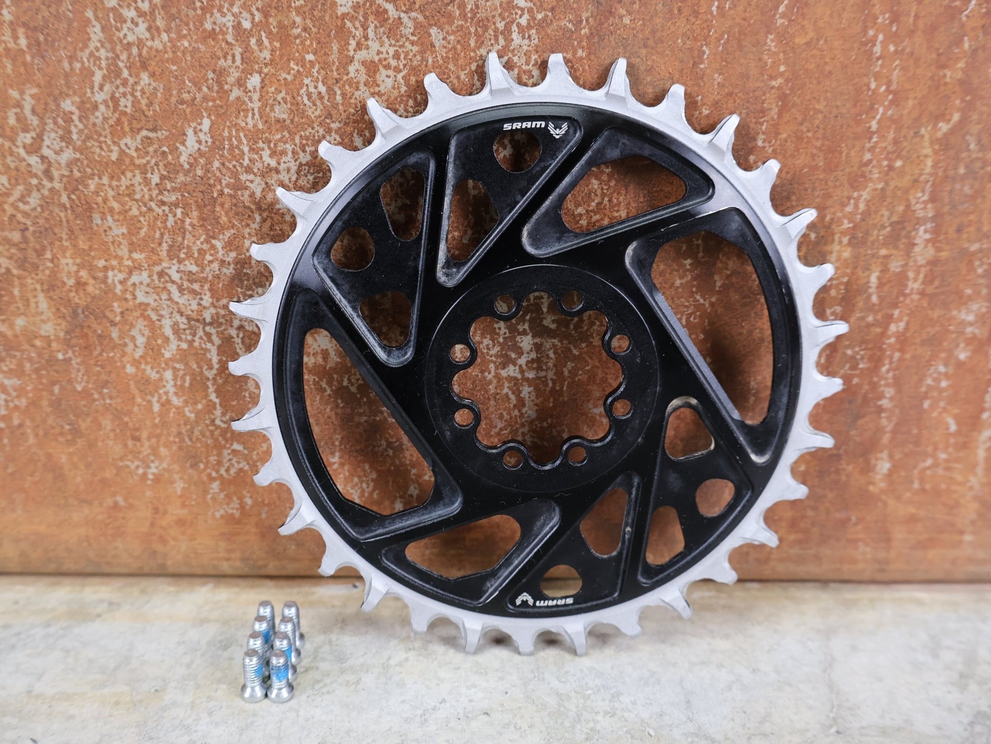 Kettenblatt von Sram, SRAM XX EAGLE TRANSMISSION T - TYPE KETTENBLATT / 32 ZÄHNE – 8 - LOCH DIRECT MOUNT – 3 MM OFFSET – SCHWARZ vor USEDBIKES - OB.DE Hintergrund