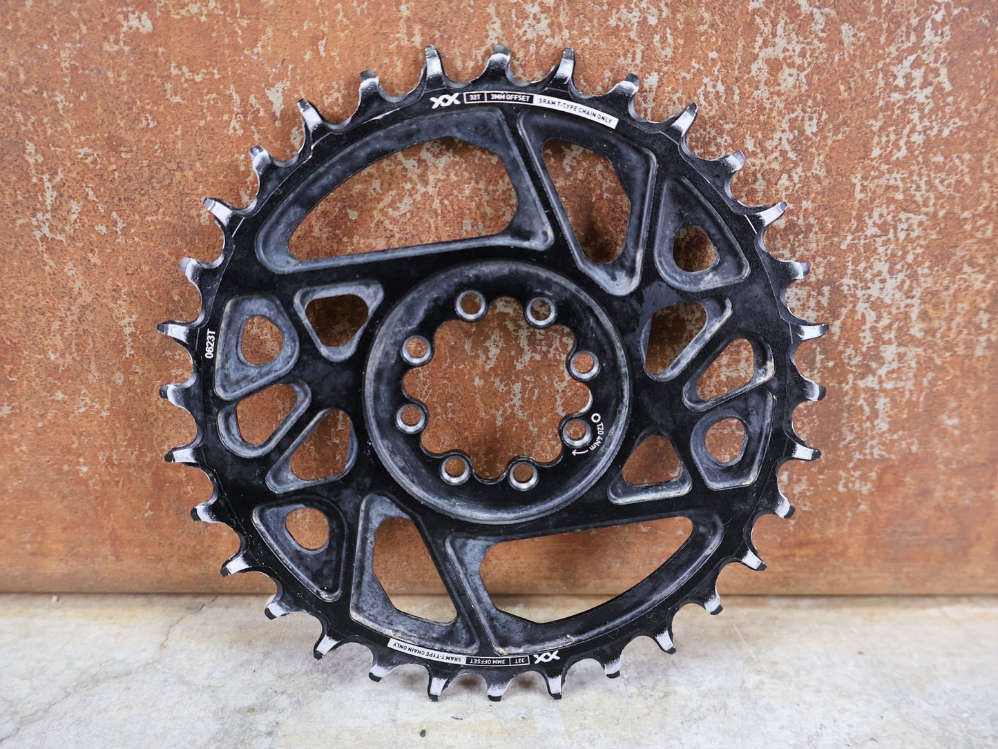 Kettenblatt von Sram, SRAM XX EAGLE TRANSMISSION T - TYPE KETTENBLATT / 32 ZÄHNE – 8 - LOCH DIRECT MOUNT – 3 MM OFFSET – SCHWARZ vor USEDBIKES - OB.DE Hintergrund