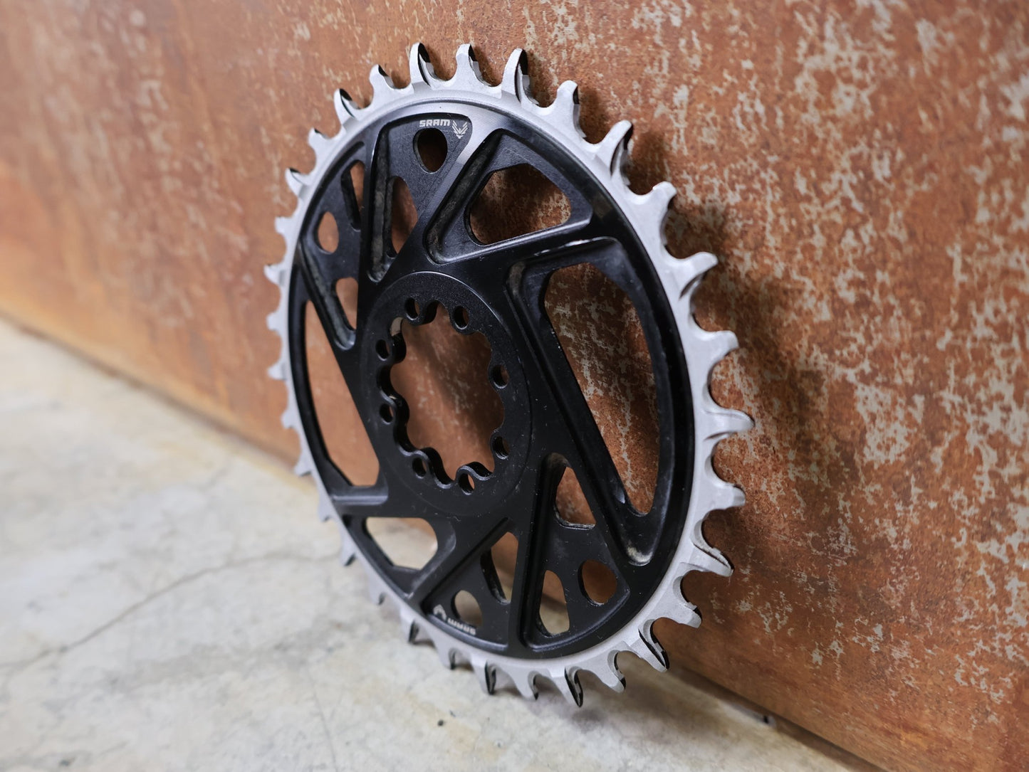 Kettenblatt von Sram, SRAM XX EAGLE TRANSMISSION T - TYPE KETTENBLATT / 32 ZÄHNE – 8 - LOCH DIRECT MOUNT – 3 MM OFFSET – SCHWARZ vor USEDBIKES - OB.DE Hintergrund