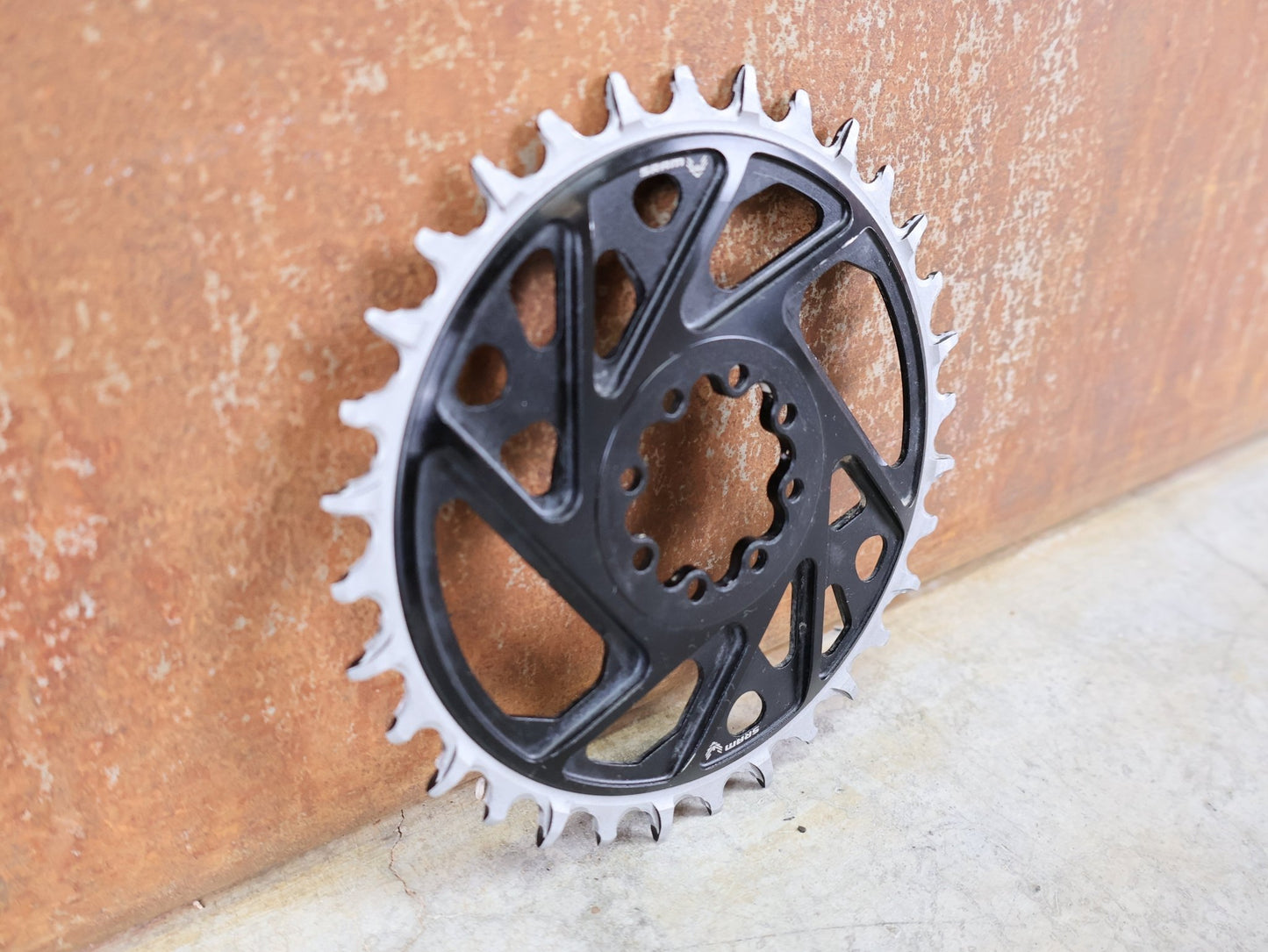 Kettenblatt von Sram, SRAM XX EAGLE TRANSMISSION T - TYPE KETTENBLATT / 32 ZÄHNE – 8 - LOCH DIRECT MOUNT – 3 MM OFFSET – SCHWARZ vor USEDBIKES - OB.DE Hintergrund