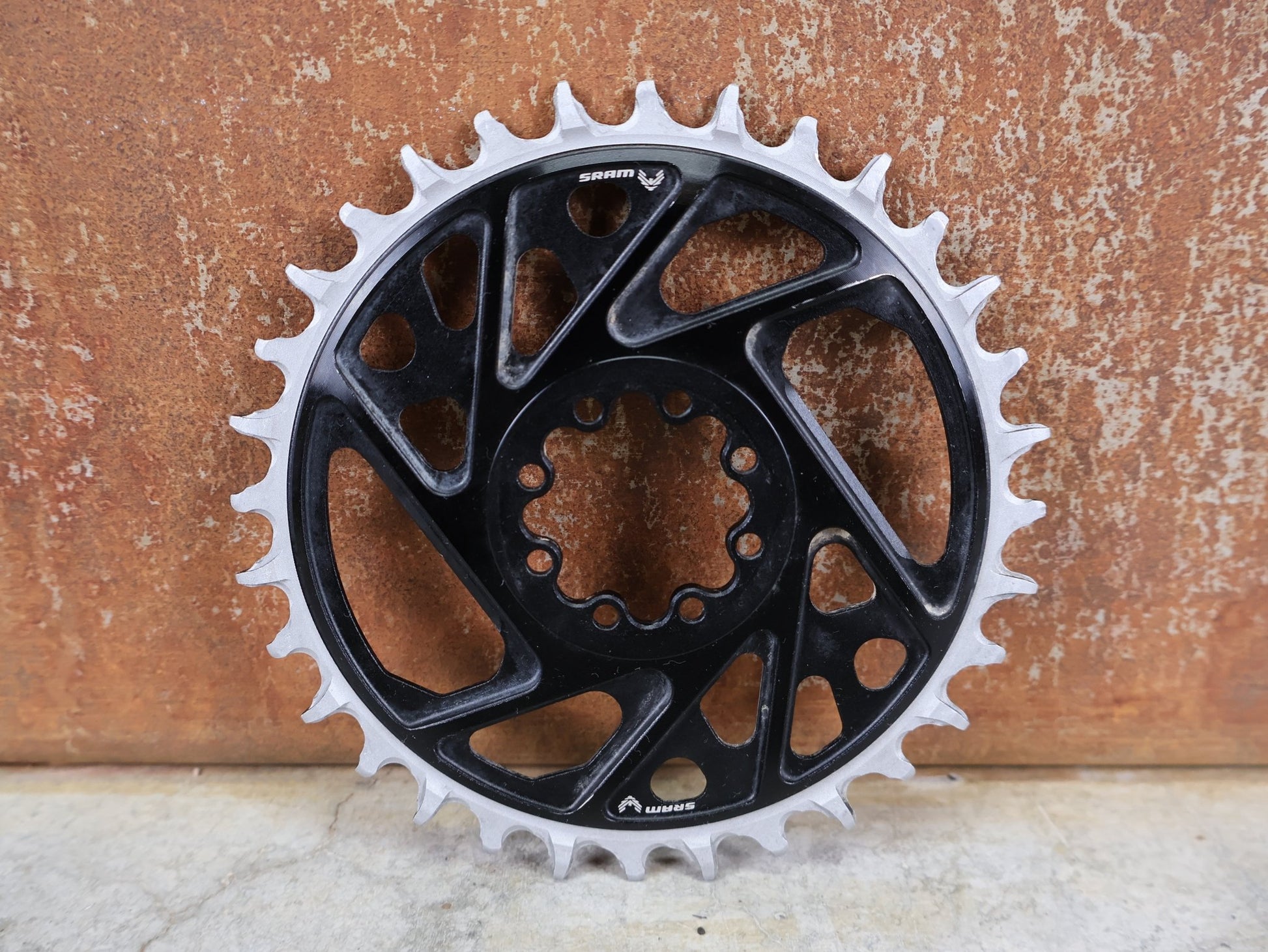 Kettenblatt von Sram, SRAM XX EAGLE TRANSMISSION T - TYPE KETTENBLATT / 32 ZÄHNE – 8 - LOCH DIRECT MOUNT – 3 MM OFFSET – SCHWARZ vor USEDBIKES - OB.DE Hintergrund