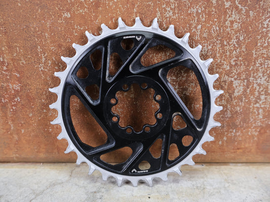 Kettenblatt von Sram, SRAM XX EAGLE TRANSMISSION T - TYPE KETTENBLATT / 32 ZÄHNE – 8 - LOCH DIRECT MOUNT – 3 MM OFFSET – SCHWARZ vor USEDBIKES - OB.DE Hintergrund