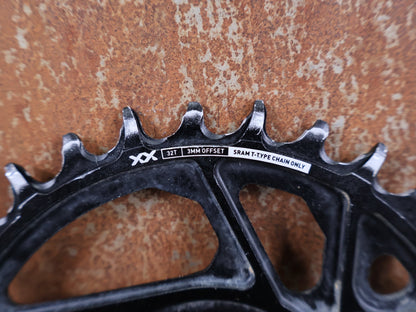 Kettenblatt von Sram, SRAM XX EAGLE TRANSMISSION T - TYPE KETTENBLATT / 32 ZÄHNE – 8 - LOCH DIRECT MOUNT – 3 MM OFFSET – SCHWARZ vor USEDBIKES - OB.DE Hintergrund