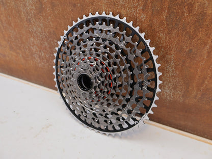 Kassette & Zahnkränze von Sram, SRAM XX Eagle XS-1297 T-Type Kassette 12-fach 10-52T Silber vor USEDBIKES-OB.DE Hintergrund