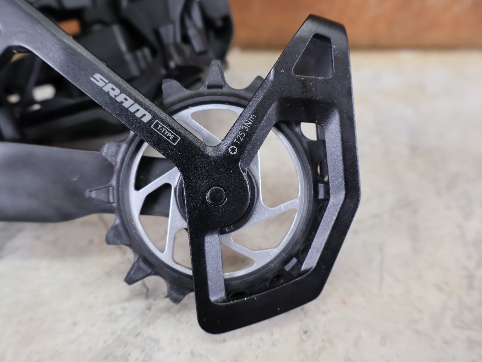 Schaltungsteile von Sram, SRAM XX SL EAGLE AXS T - TYPE SCHALTWERK / 12 - FACH – 10–52T – SILBER vor USEDBIKES - OB.DE Hintergrund