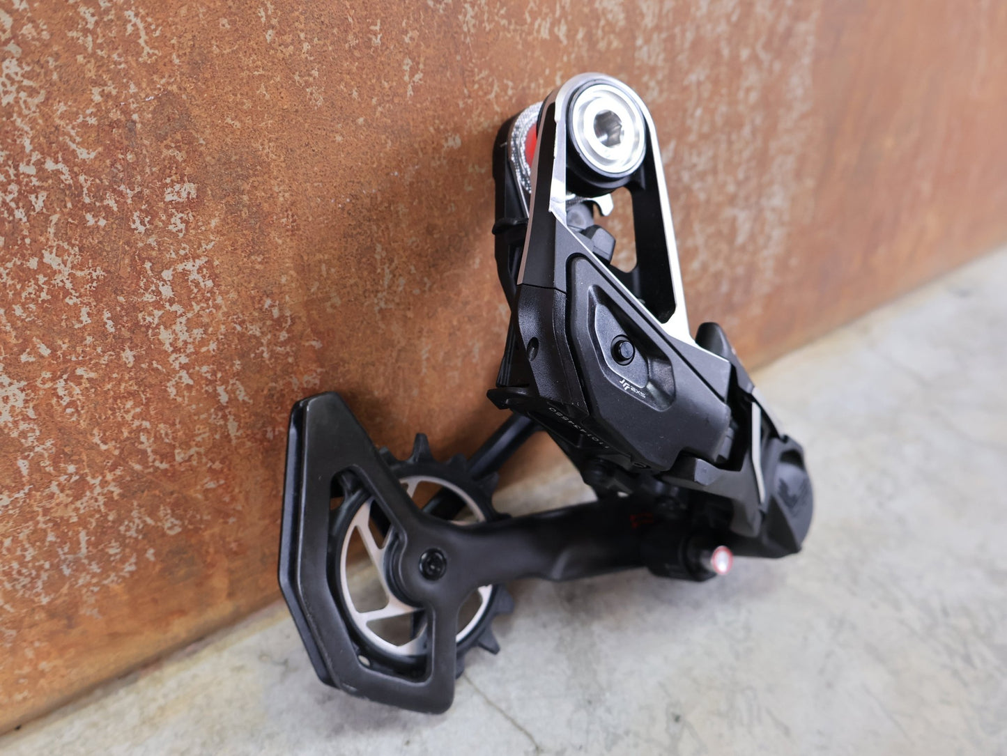 Schaltungsteile von Sram, SRAM XX SL EAGLE AXS T - TYPE SCHALTWERK / 12 - FACH – 10–52T – SILBER vor USEDBIKES - OB.DE Hintergrund