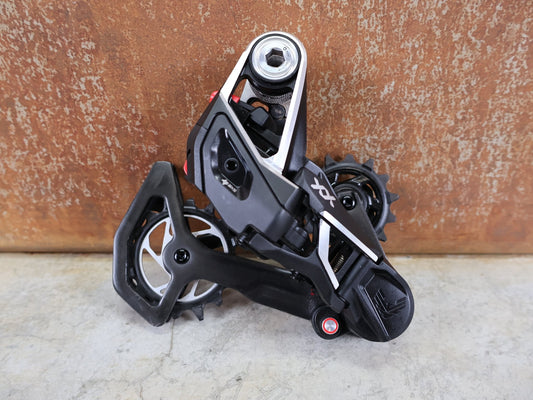 Schaltungsteile von Sram, SRAM XX SL EAGLE AXS T - TYPE SCHALTWERK / 12 - FACH – 10–52T – SILBER vor USEDBIKES - OB.DE Hintergrund