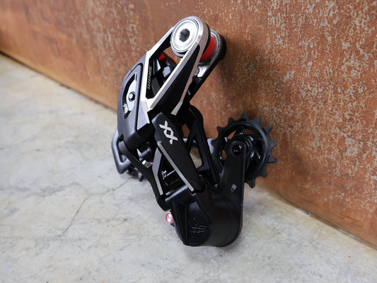 Schaltungsteile von Sram, SRAM XX SL EAGLE AXS T - TYPE SCHALTWERK / 12 - FACH – 10–52T – SILBER vor USEDBIKES - OB.DE Hintergrund