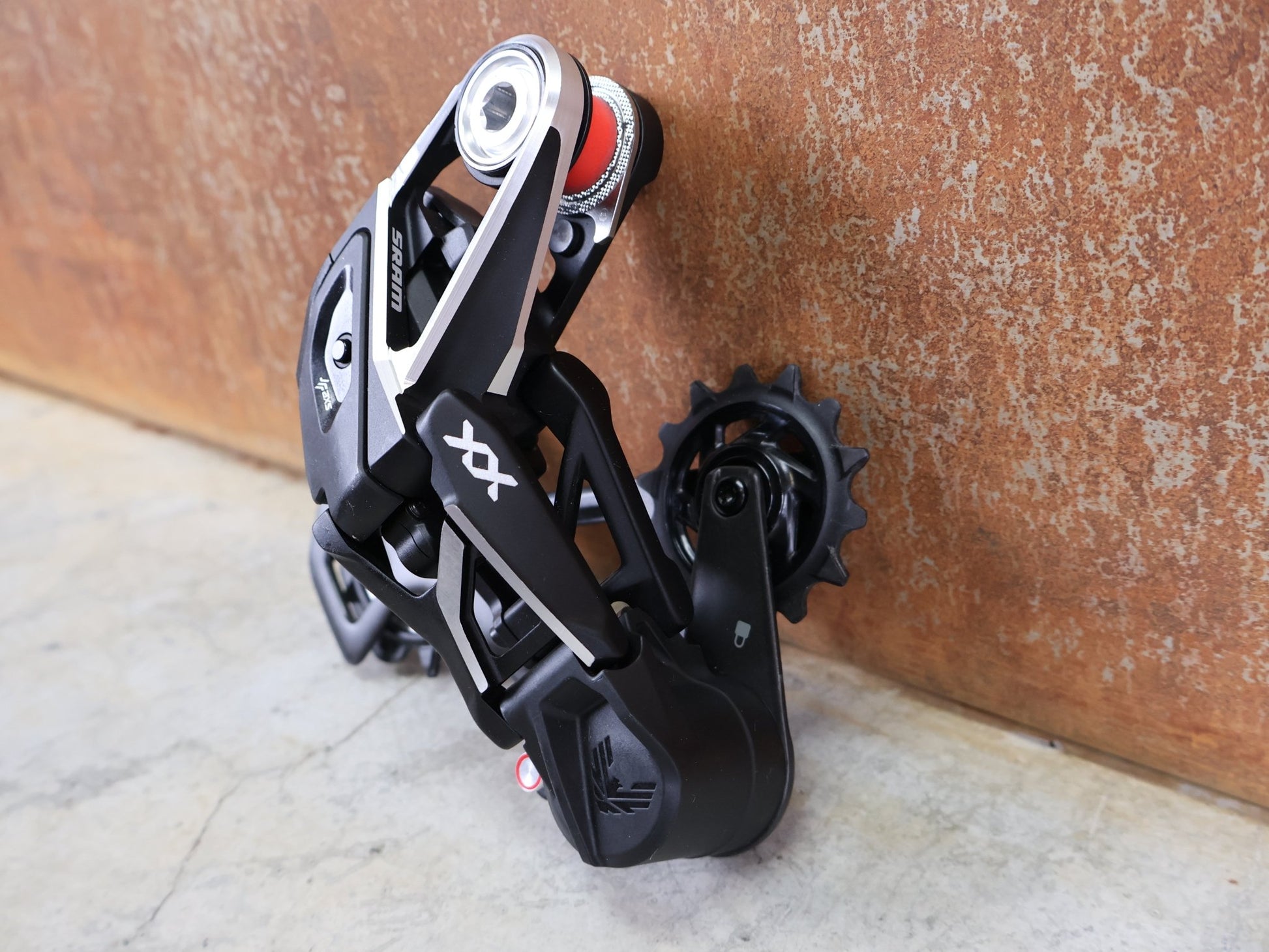 Schaltungsteile von Sram, SRAM XX SL EAGLE AXS T - TYPE SCHALTWERK / 12 - FACH – 10–52T – SILBER vor USEDBIKES - OB.DE Hintergrund