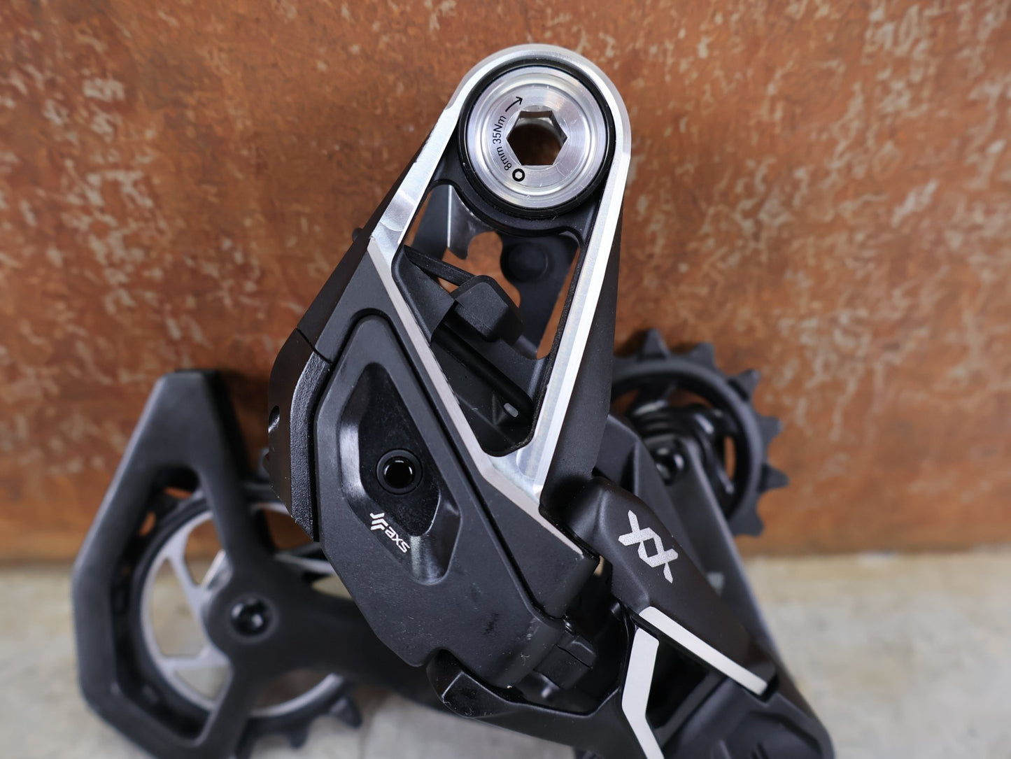 Schaltungsteile von Sram, SRAM XX SL EAGLE AXS T - TYPE SCHALTWERK / 12 - FACH – 10–52T – SILBER vor USEDBIKES - OB.DE Hintergrund