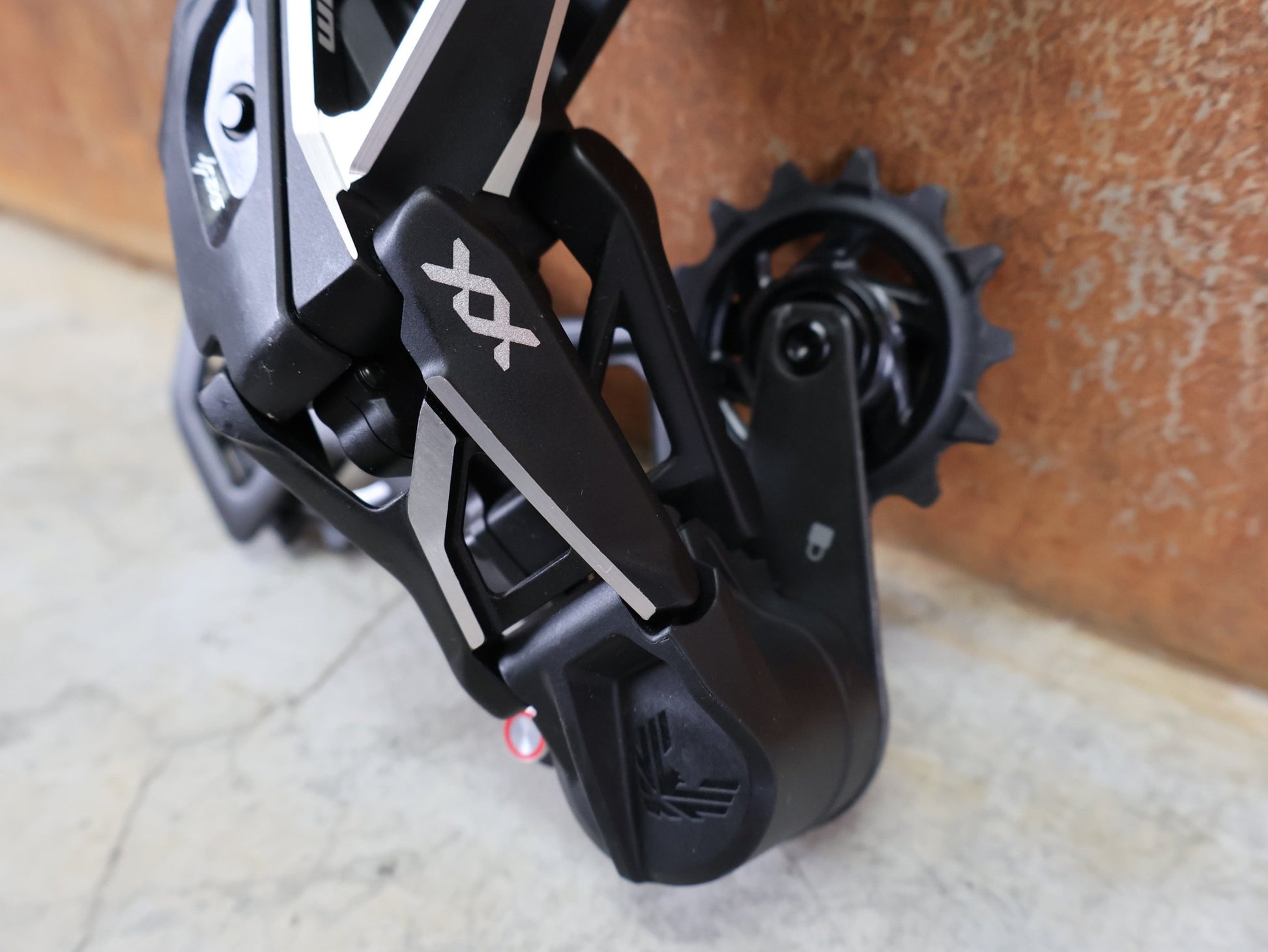 Schaltungsteile von Sram, SRAM XX SL EAGLE AXS T - TYPE SCHALTWERK / 12 - FACH – 10–52T – SILBER vor USEDBIKES - OB.DE Hintergrund