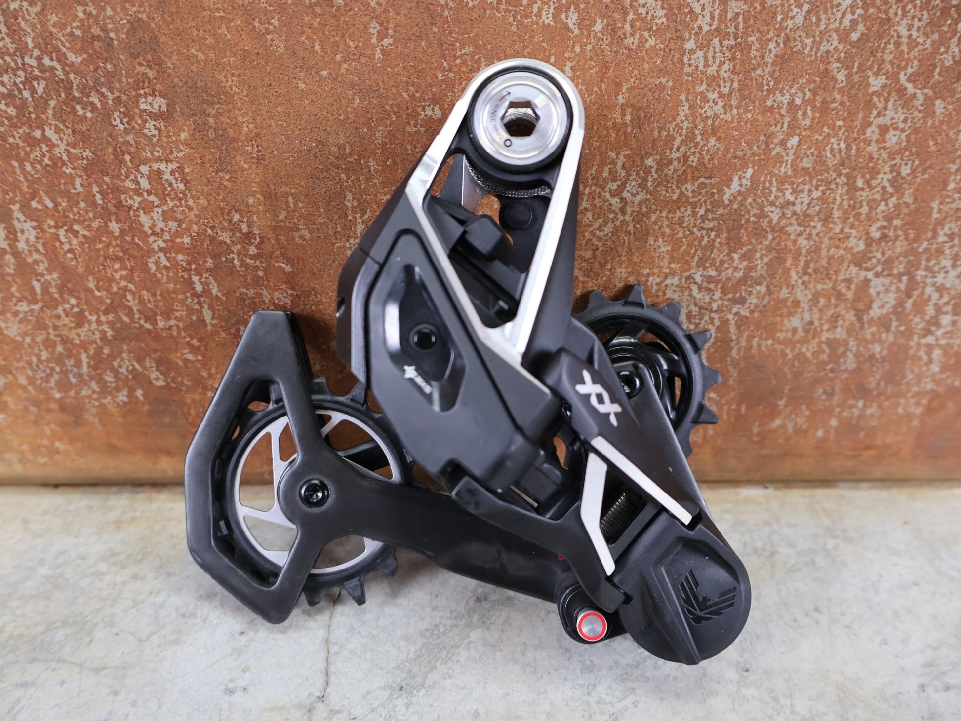 Schaltungsteile von Sram, SRAM XX SL EAGLE AXS T - TYPE SCHALTWERK / 12 - FACH – 10–52T – SILBER vor USEDBIKES - OB.DE Hintergrund