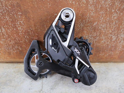 Schaltungsteile von Sram, SRAM XX SL EAGLE AXS T - TYPE SCHALTWERK / 12 - FACH – 10–52T – SILBER vor USEDBIKES - OB.DE Hintergrund