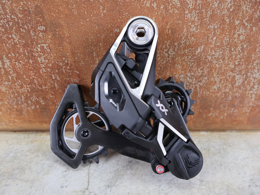 Schaltungsteile von Sram, SRAM XX SL EAGLE AXS T - TYPE SCHALTWERK / 12 - FACH – 10–52T – SILBER vor USEDBIKES - OB.DE Hintergrund