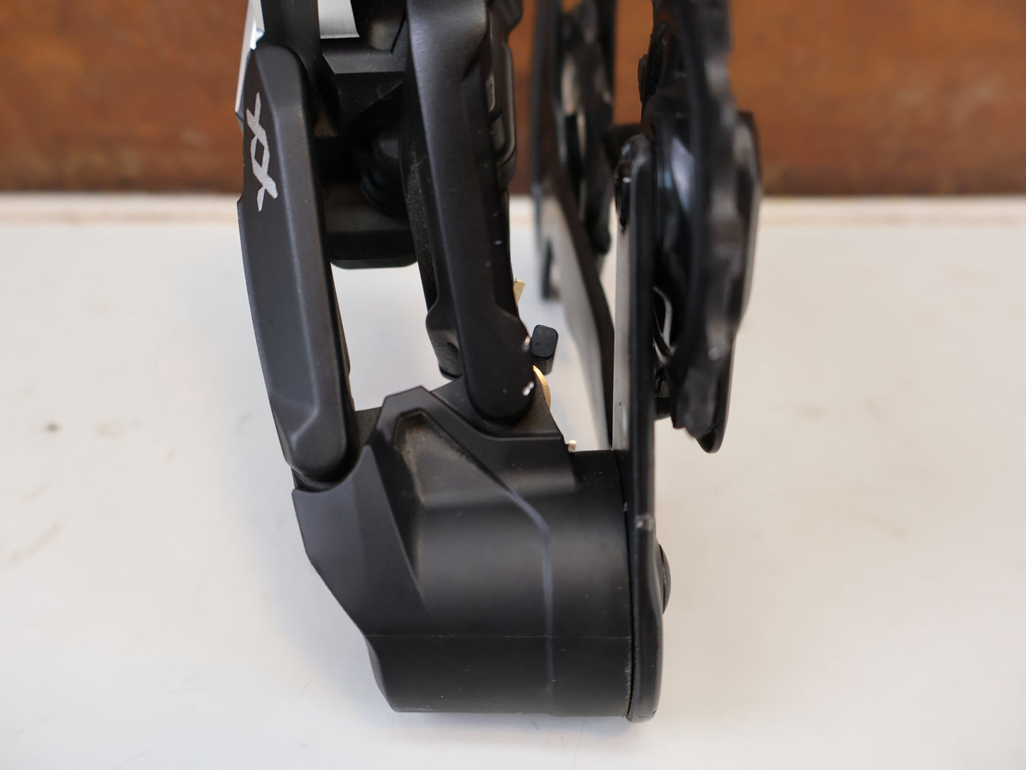 Schaltungsteile von Sram, SRAM XX SL EAGLE AXS T-TYPE SCHALTWERK / 12-FACH / CARBON vor USEDBIKES-OB.DE Hintergrund