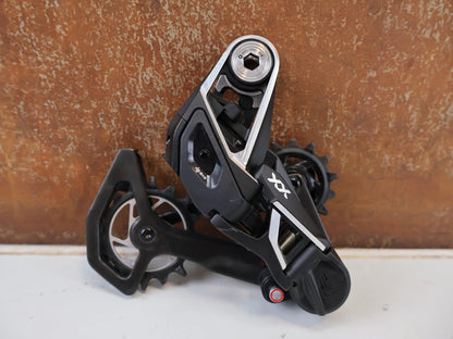 Schaltungsteile von Sram, SRAM XX SL EAGLE AXS T-TYPE SCHALTWERK / 12-FACH / CARBON vor USEDBIKES-OB.DE Hintergrund
