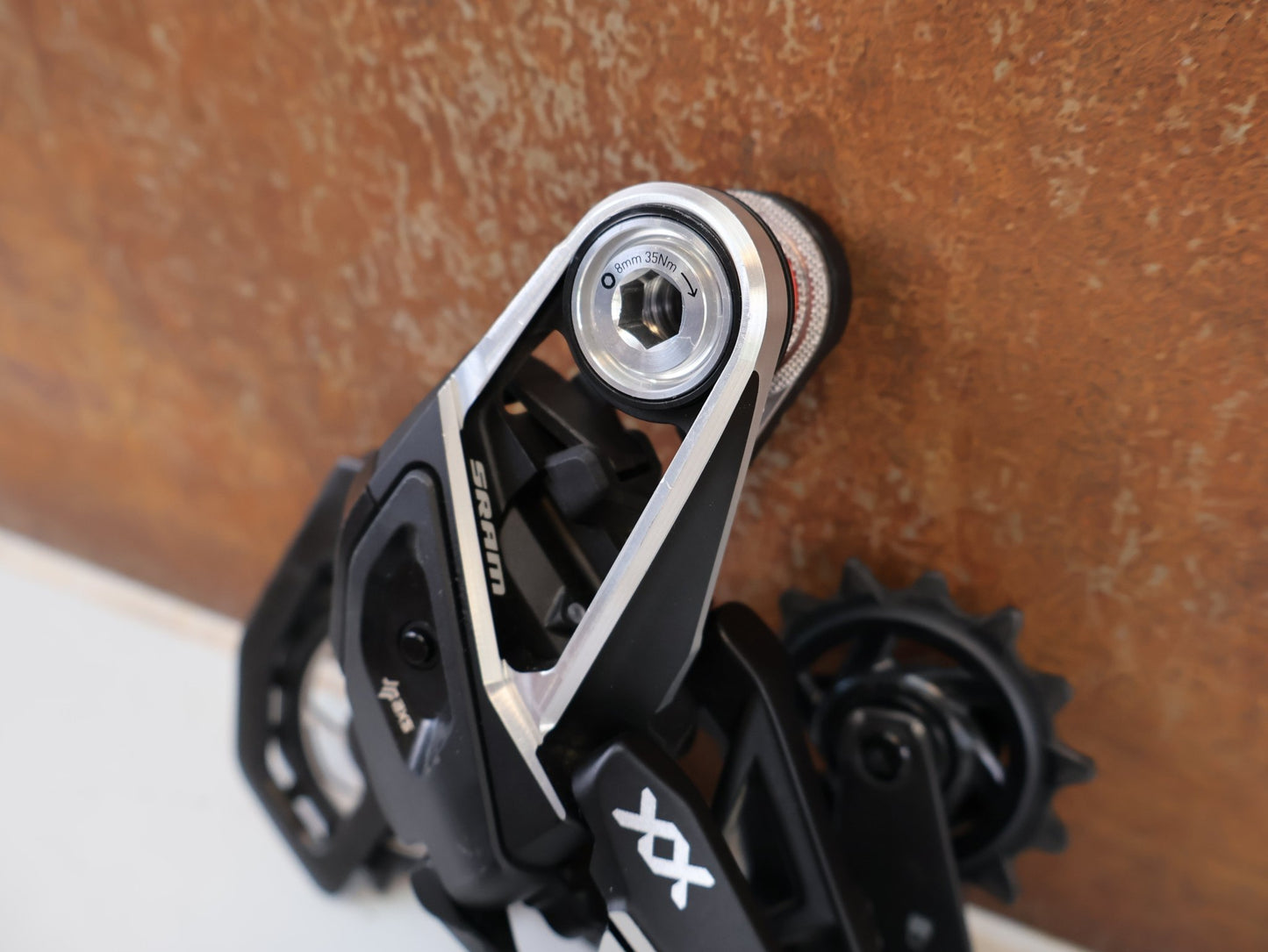 Schaltungsteile von Sram, SRAM XX SL EAGLE AXS T-TYPE SCHALTWERK / 12-FACH / CARBON vor USEDBIKES-OB.DE Hintergrund