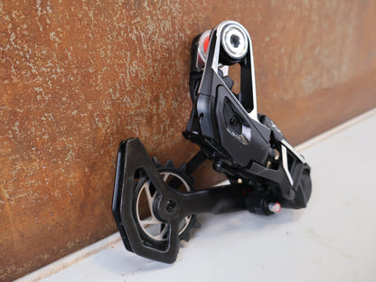 Schaltungsteile von Sram, SRAM XX SL EAGLE AXS T-TYPE SCHALTWERK / 12-FACH / CARBON vor USEDBIKES-OB.DE Hintergrund