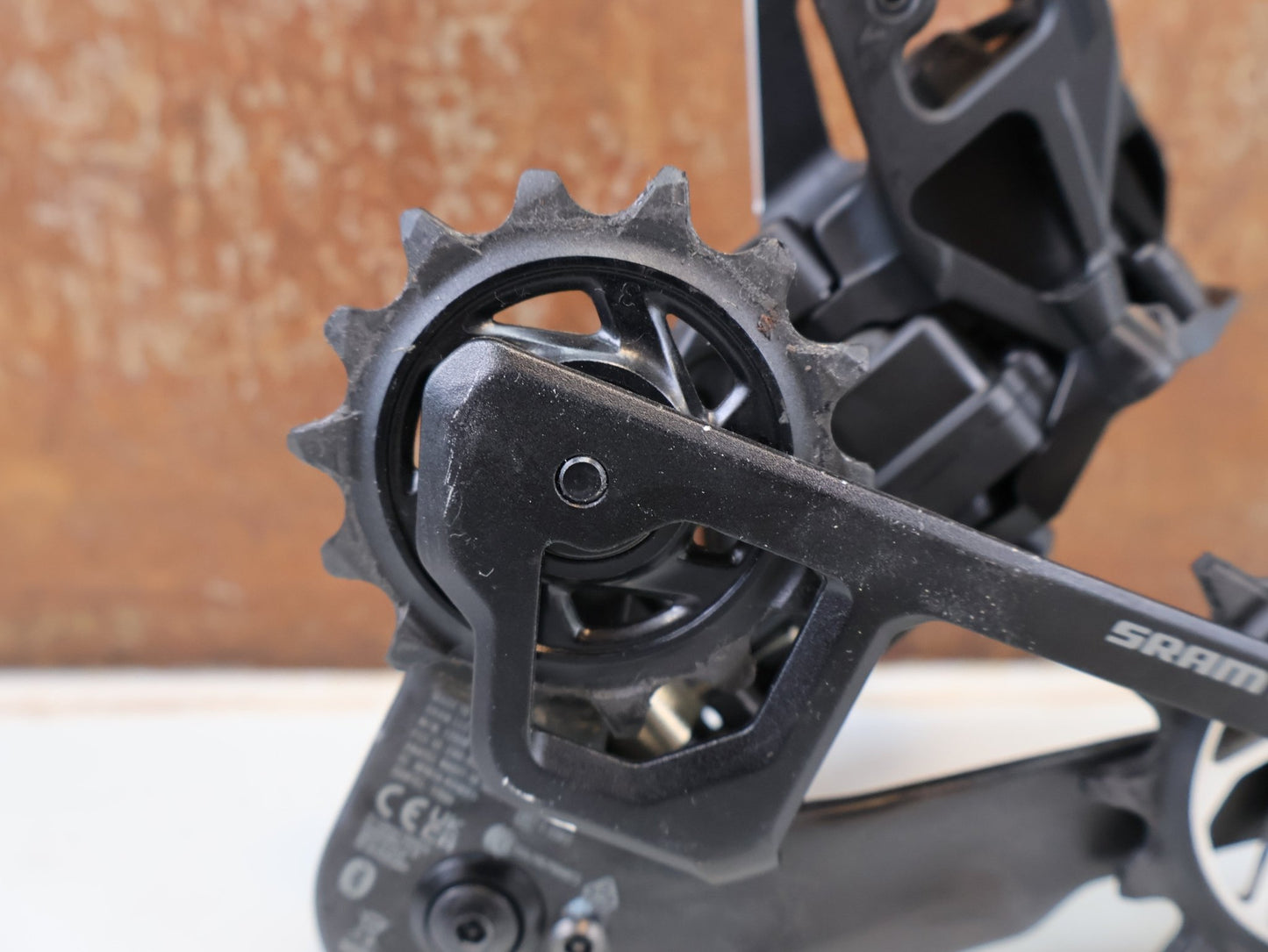 Schaltungsteile von Sram, SRAM XX SL EAGLE AXS T-TYPE SCHALTWERK / 12-FACH / CARBON vor USEDBIKES-OB.DE Hintergrund