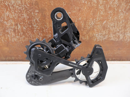 Schaltungsteile von Sram, SRAM XX SL EAGLE AXS T-TYPE SCHALTWERK / 12-FACH / CARBON vor USEDBIKES-OB.DE Hintergrund