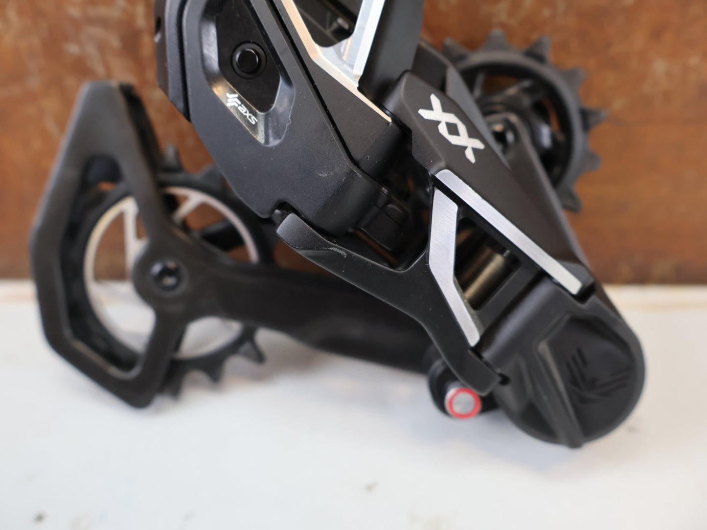 Schaltungsteile von Sram, SRAM XX SL EAGLE AXS T-TYPE SCHALTWERK / 12-FACH / CARBON vor USEDBIKES-OB.DE Hintergrund