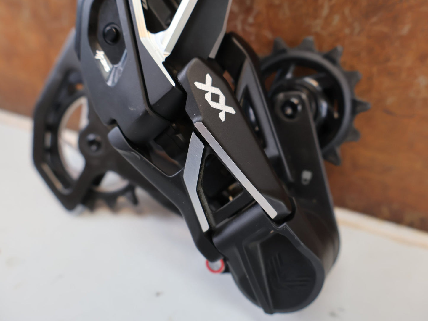Schaltungsteile von Sram, SRAM XX SL EAGLE AXS T-TYPE SCHALTWERK / 12-FACH / CARBON vor USEDBIKES-OB.DE Hintergrund