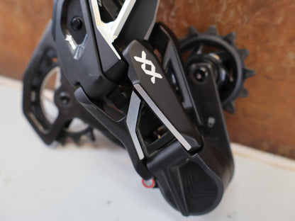 Schaltungsteile von Sram, SRAM XX SL EAGLE AXS T-TYPE SCHALTWERK / 12-FACH / CARBON vor USEDBIKES-OB.DE Hintergrund