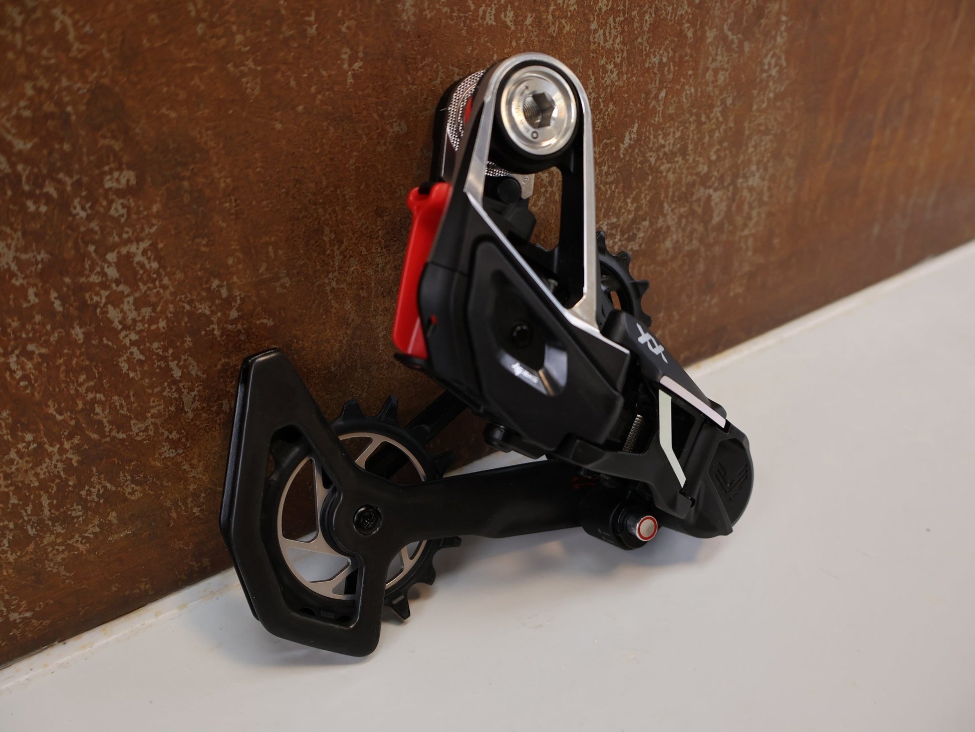 Schaltungsteile von Sram, SRAM XX SL EAGLE AXS T - TYPE SCHALTWERK / 12 - FACH / CARBON vor USEDBIKES - OB.DE Hintergrund