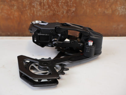 Schaltungsteile von Sram, SRAM XX SL EAGLE AXS T-TYPE SCHALTWERK / 12-FACH / CARBON vor USEDBIKES-OB.DE Hintergrund