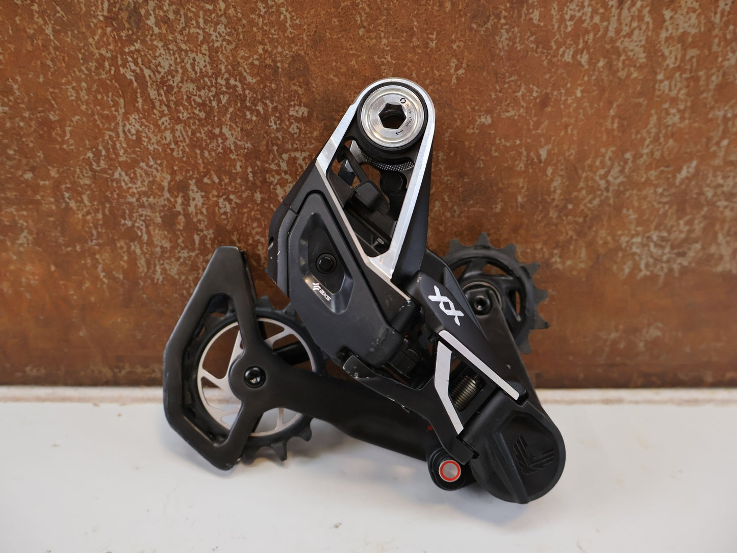 Schaltungsteile von Sram, SRAM XX SL EAGLE AXS T-TYPE SCHALTWERK / 12-FACH TRANSMISSION CARBON MTB vor USEDBIKES-OB.DE Hintergrund