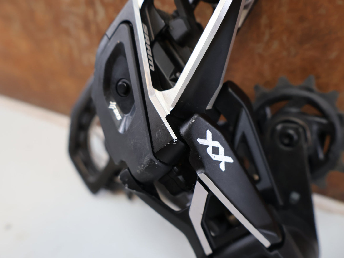 Schaltungsteile von Sram, SRAM XX SL EAGLE AXS T-TYPE SCHALTWERK / 12-FACH TRANSMISSION CARBON MTB vor USEDBIKES-OB.DE Hintergrund