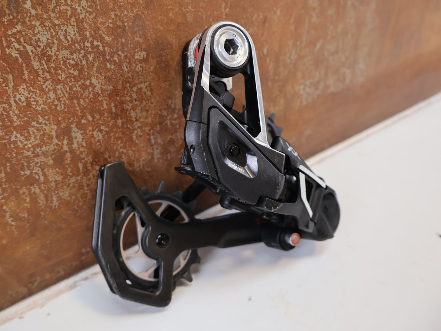 Schaltungsteile von Sram, SRAM XX SL EAGLE AXS T-TYPE SCHALTWERK / 12-FACH TRANSMISSION CARBON MTB vor USEDBIKES-OB.DE Hintergrund