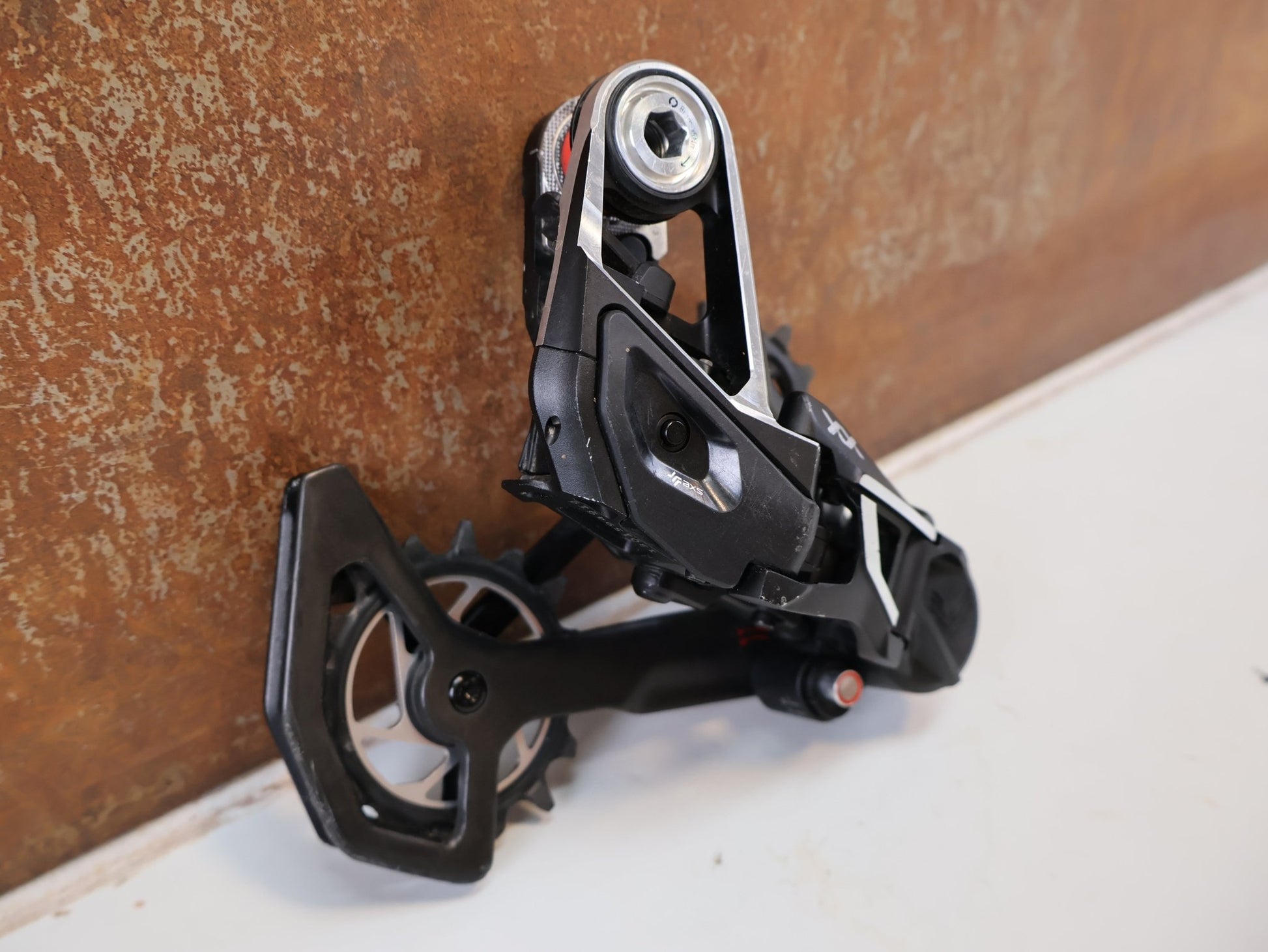 Schaltungsteile von Sram, SRAM XX SL EAGLE AXS T-TYPE SCHALTWERK / 12-FACH TRANSMISSION CARBON MTB vor USEDBIKES-OB.DE Hintergrund