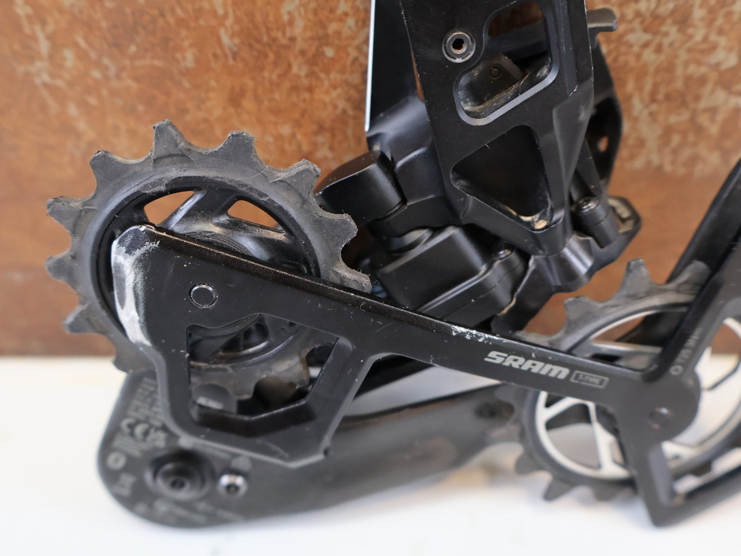 Schaltungsteile von Sram, SRAM XX SL EAGLE AXS T TYPE SCHALTWERK 12 FACH TRANSMISSION vor USEDBIKES-OB.DE Hintergrund