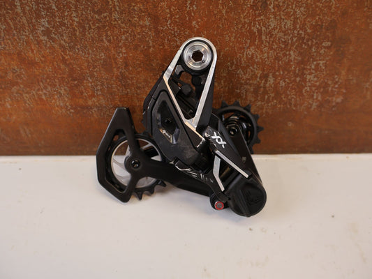 Schaltungsteile von Sram, SRAM XX SL EAGLE AXS T TYPE SCHALTWERK 12 FACH TRANSMISSION vor USEDBIKES-OB.DE Hintergrund