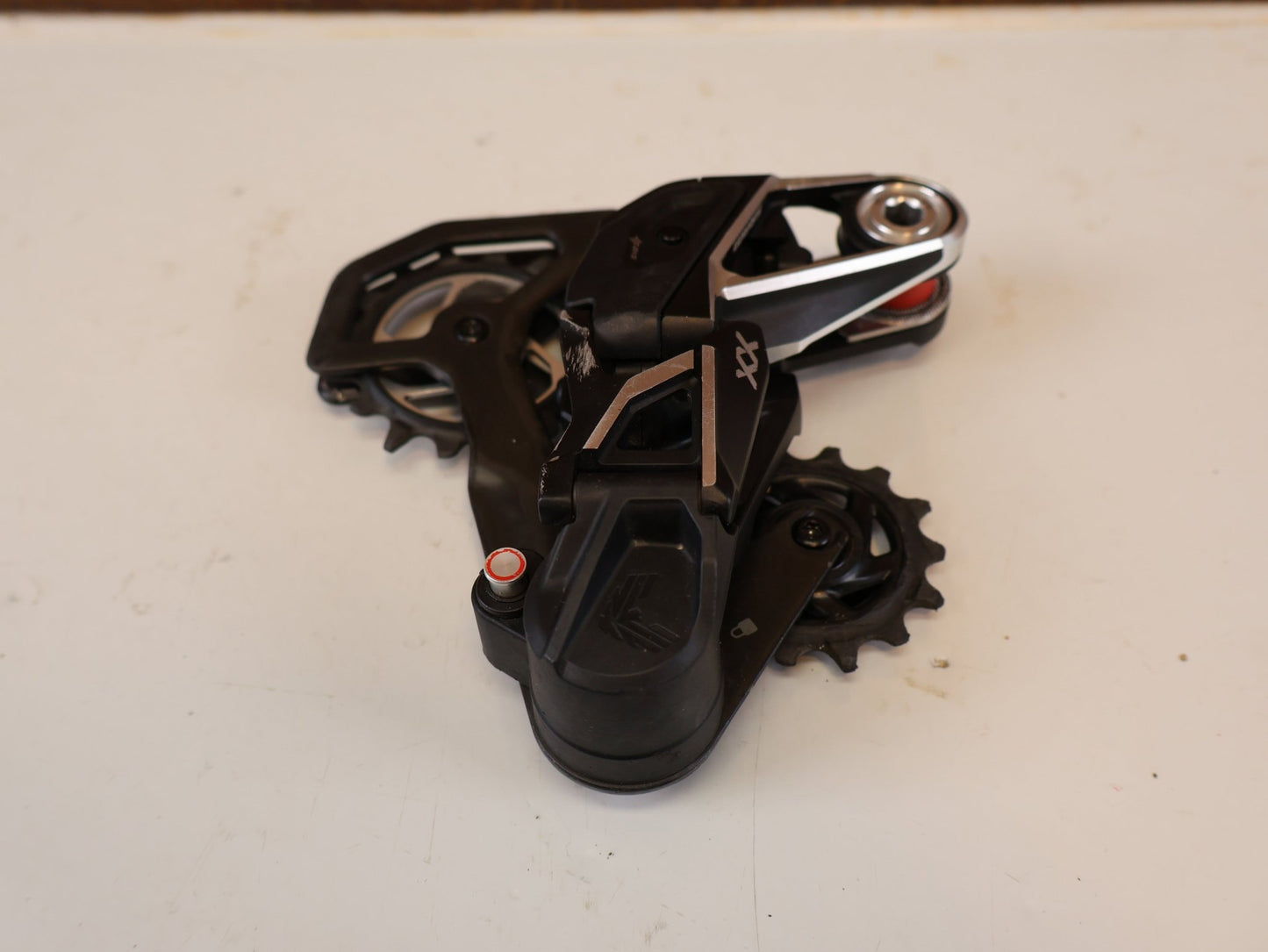 Schaltungsteile von Sram, SRAM XX SL EAGLE AXS T TYPE SCHALTWERK 12 FACH TRANSMISSION vor USEDBIKES-OB.DE Hintergrund