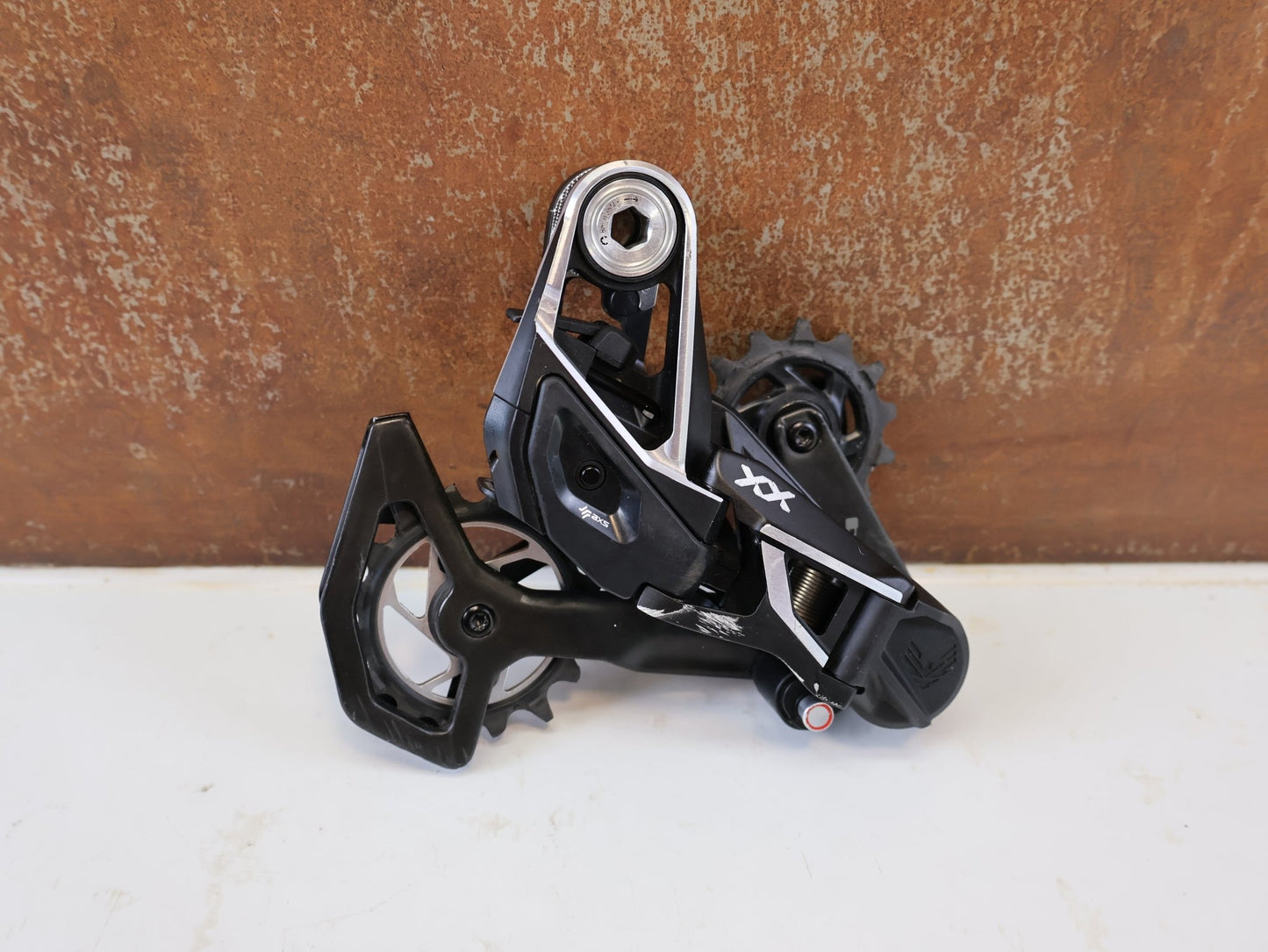 Schaltungsteile von Sram, SRAM XX SL EAGLE AXS T TYPE SCHALTWERK 12 FACH TRANSMISSION vor USEDBIKES-OB.DE Hintergrund