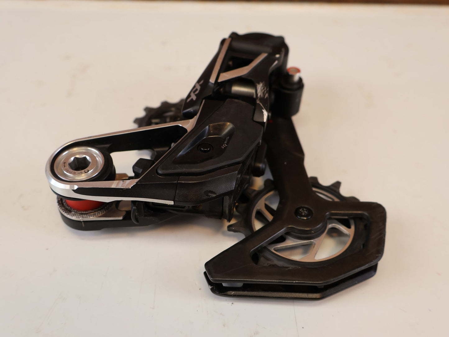 Schaltungsteile von Sram, SRAM XX SL EAGLE AXS T TYPE SCHALTWERK 12 FACH TRANSMISSION vor USEDBIKES-OB.DE Hintergrund