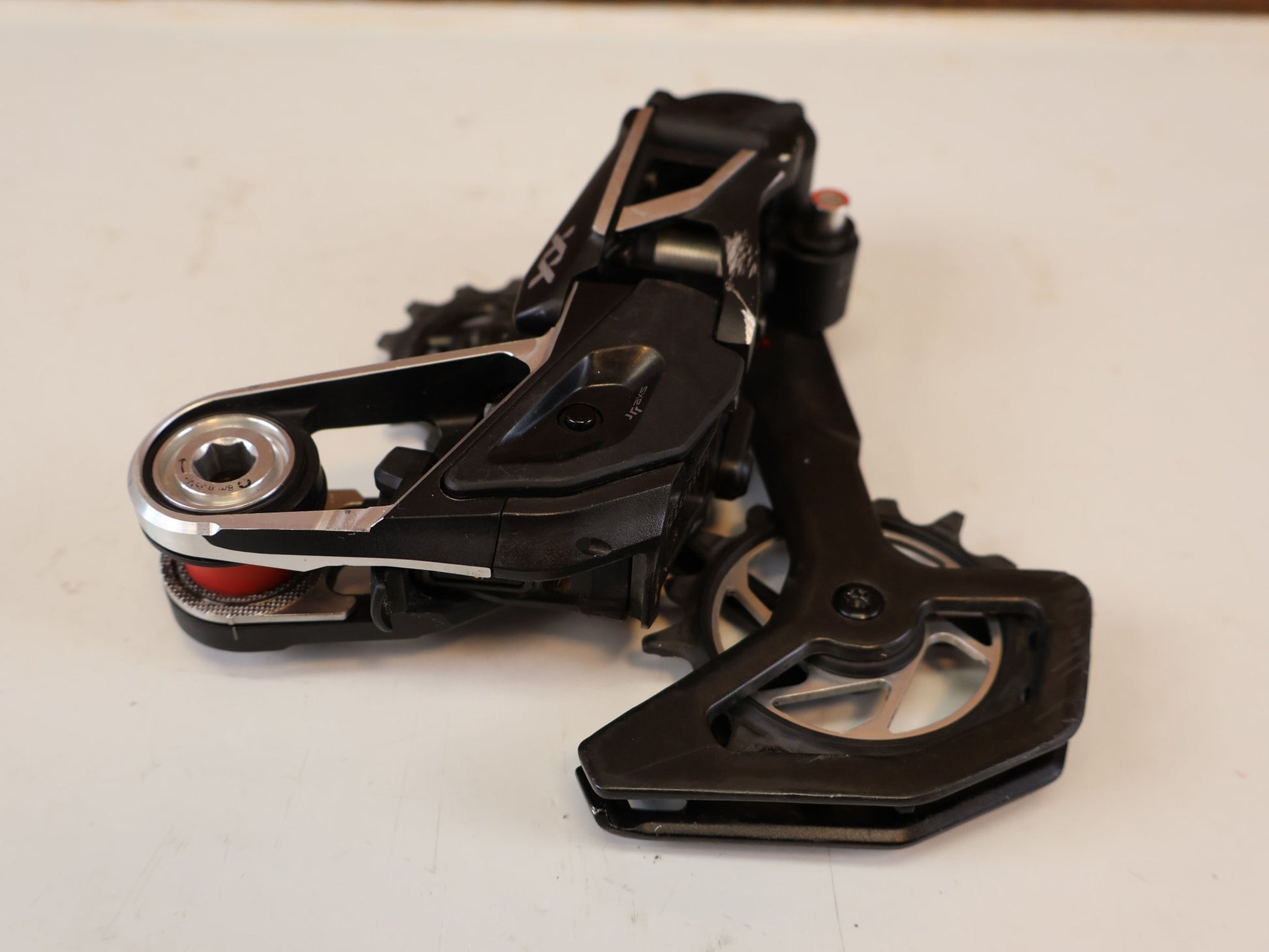 Schaltungsteile von Sram, SRAM XX SL EAGLE AXS T TYPE SCHALTWERK 12 FACH TRANSMISSION vor USEDBIKES-OB.DE Hintergrund